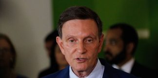 Crivella é atingido por bola de lama após criticar moradores por lixo