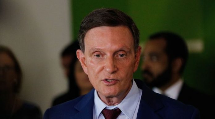 Crivella é atingido por bola de lama após criticar moradores por lixo