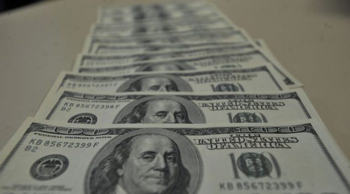 Dólar encosta em R$ 4,60 e volta a bater recorde em dia tenso