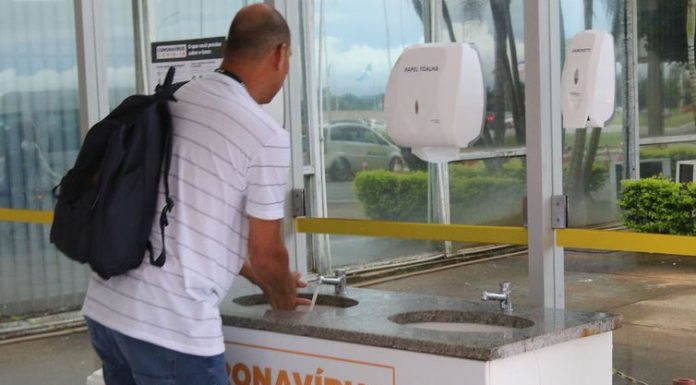 Anvisa publica lista com produtos que podem substituir o álcool 70%