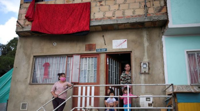 Colombianos penduram panos vermelhos nas janelas para sinalizar fome