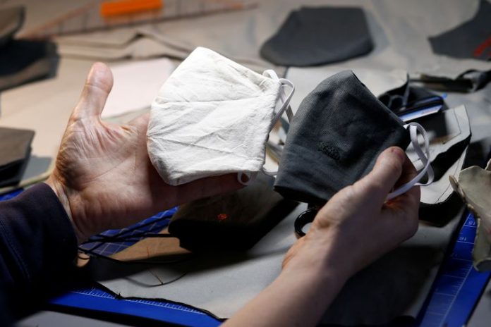 Costureiras de comunidades vão produzir 1 milhão de máscaras no Rio