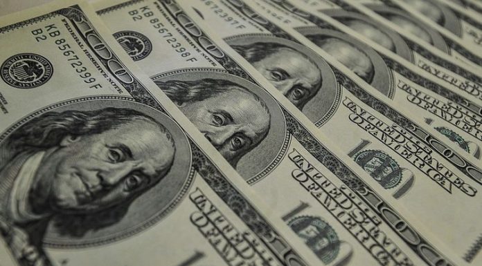 Dólar sobe a R$ 5,668 e bate recorde em dia de demissão de ministro