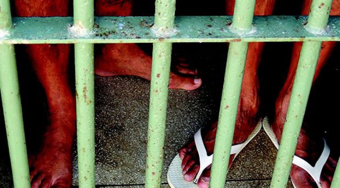 Justiça revoga liminar que permitia soltar presos com mais de 60 anos