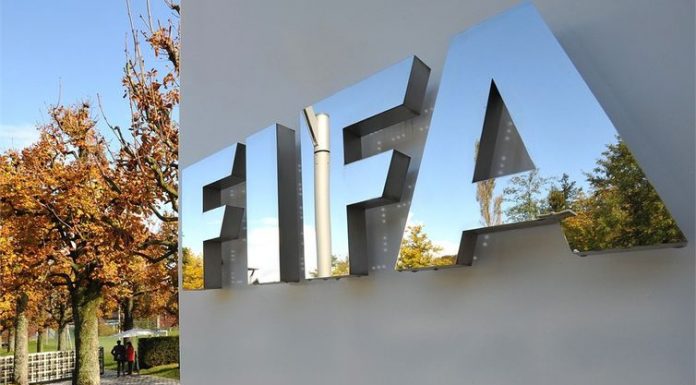 Médico da FIFA sugere punição a jogador que cuspir em campo