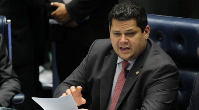 Alcolumbre diz que vai pautar projeto contra fake news