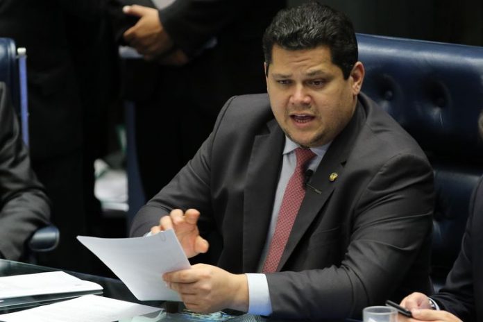 Alcolumbre diz que vai pautar projeto contra fake news