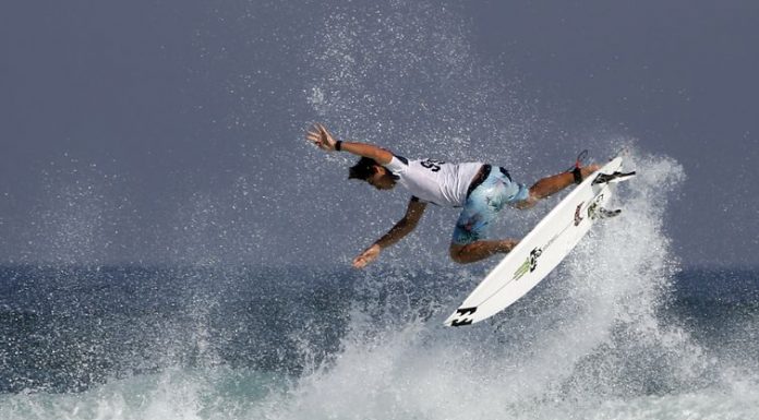 Cidades do litoral permitem prática de surf durante a quarentena em SP