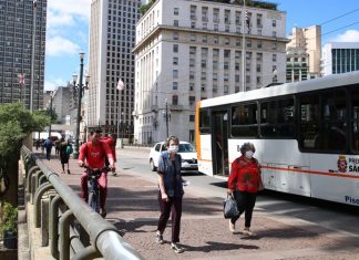 Covid-19: prefeitos de Miami e Los Angeles falam a prefeitos do Brasil
