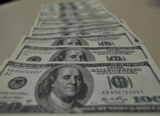 Dólar sobe e fecha a R$ 5,82 com tensões no Brasil e no exterior