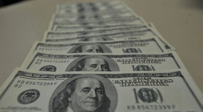 Dólar sobe e fecha a R$ 5,82 com tensões no Brasil e no exterior