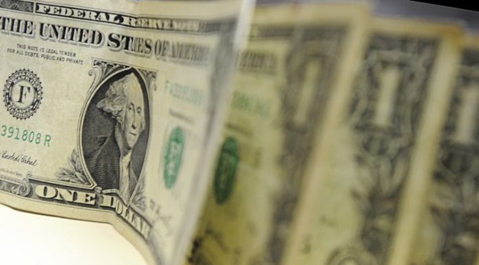 Dólar volta a ultrapassar R$ 5,50 em dia de nervosismo no mercado