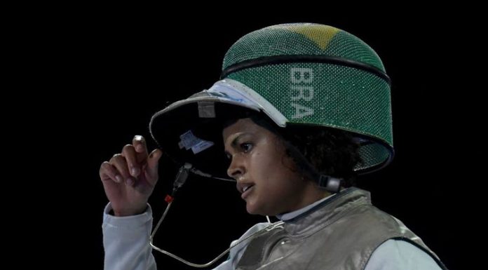 Esgrimista Bia Bulcão celebra definição sobre corrida olímpica