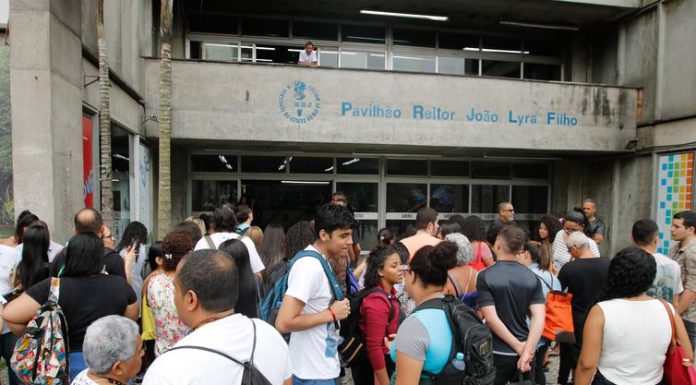 Grau de educação dos pais reduz evasão escolar das filhas por gravidez