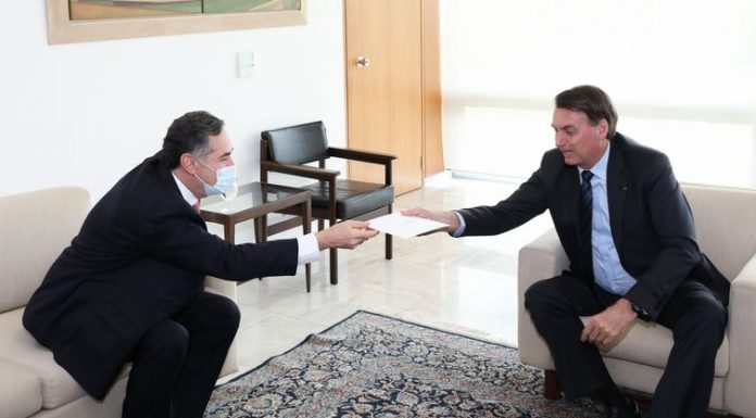 Ministros levam a Bolsonaro convite para posse no TSE