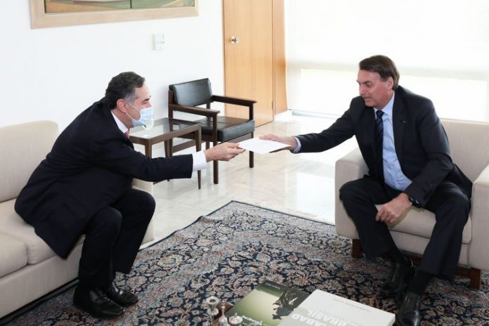 Ministros levam a Bolsonaro convite para posse no TSE