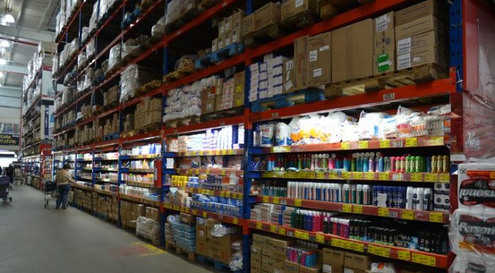 Vendas da indústria e varejo caíram mais de 30% de março para abril