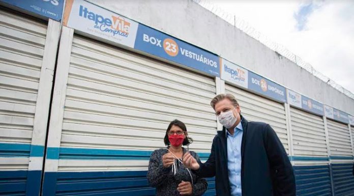 Igor Soares entrega chaves de quiosques no Centro para comerciantes