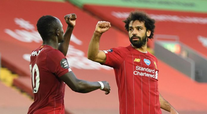 Liverpool goleia e fica perto de ser campeão inglês, depois de 30 anos