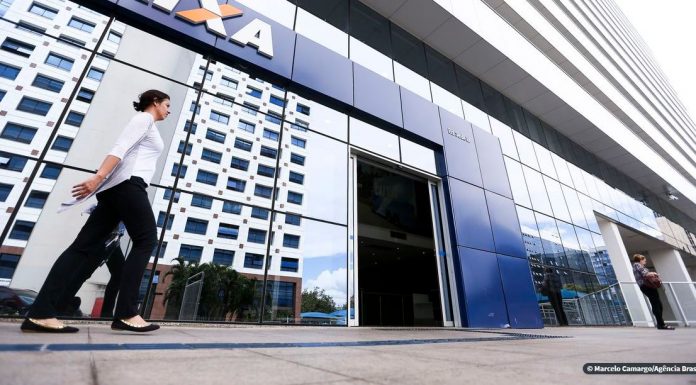 Nascidos em abril podem sacar primeira parcela de auxílio hoje