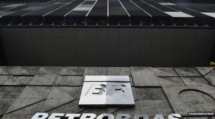 Petrobras reitera suspensão da venda de lote de gasolina de aviação