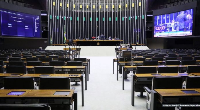 Câmara aprova projeto que impede bloqueio do auxílio emergencial