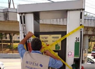Postos de combustíveis em Jandira e Osasco são flagrados abastecendo menos combustível do que o pago pelo consumidor