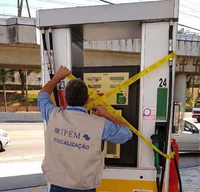 Postos de combustíveis em Jandira e Osasco são flagrados abastecendo menos combustível do que o pago pelo consumidor