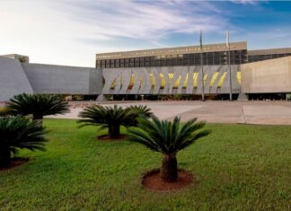 Ministro do STJ revoga prisão domiciliar de Queiroz e esposa