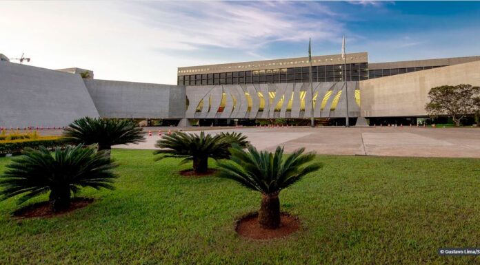 Ministro do STJ revoga prisão domiciliar de Queiroz e esposa