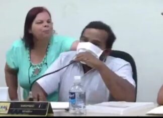 Vereadora puxa cabelo de vereador durante reunião