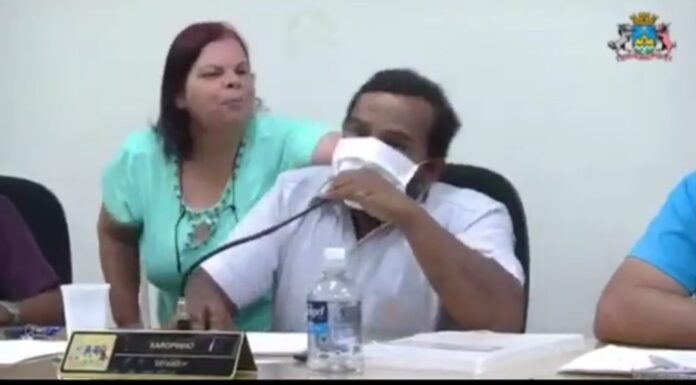 Vereadora puxa cabelo de vereador durante reunião