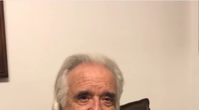 Haja coração! Maestro João Carlos Martins toca piano com luvas biônicas e causa emoção na web