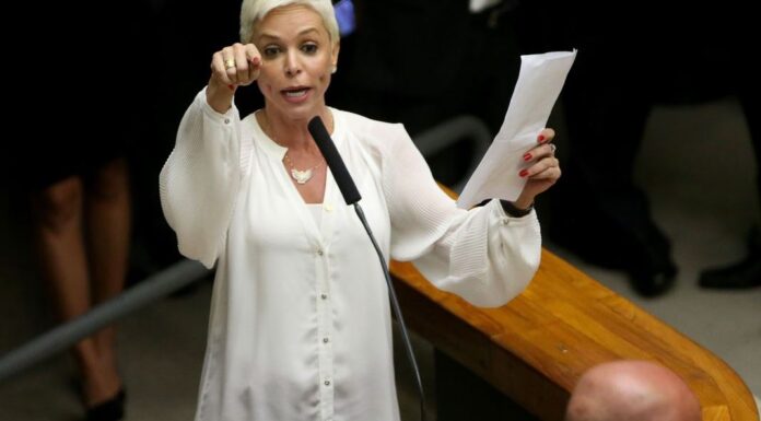 Ex-deputada Cristiane Brasil se entrega à polícia
