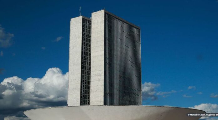 Câmara aprova MP que autoriza pagamento antecipado em licitações