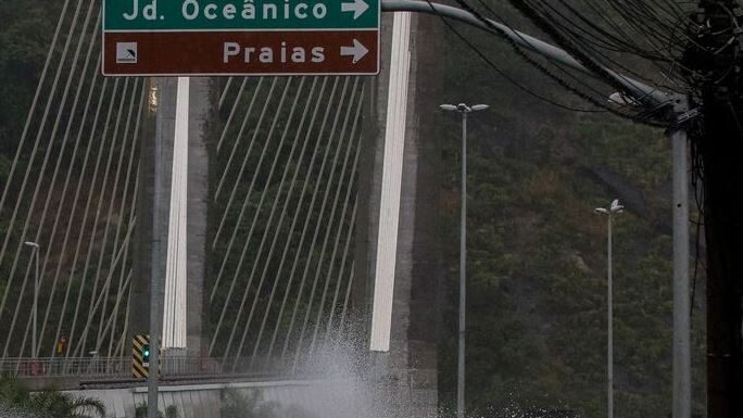 Chove no Rio há quase 24 horas e cidade está em estágio de atenção