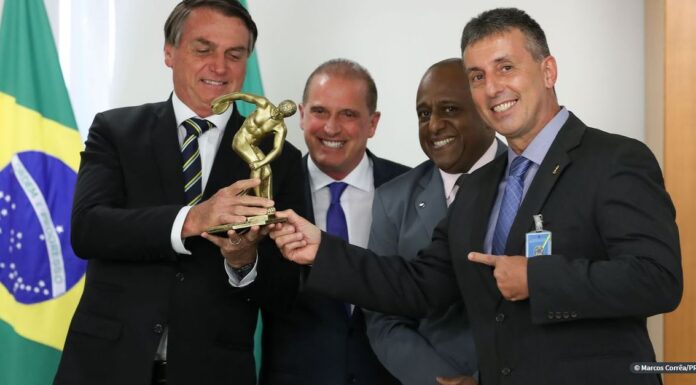 Bolsonaro recebe honraria de profissionais de educação física
