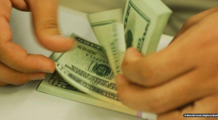 Dólar cai para R$ 5,38 e fecha no menor valor em quase 20 dias