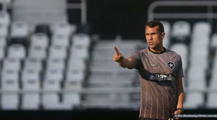 Botafogo demite técnico Bruno Lazaroni, com menos de um mês no cargo