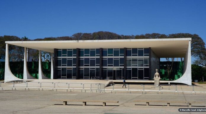 Barroso pede que plenário do STF decida sobre afastamento de senador