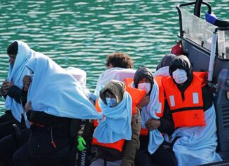 Mais de 800 migrantes são interceptados no Canal da Mancha em um dia