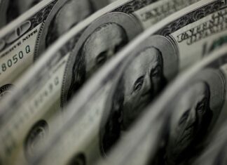 Dólar cai para R$ 5,11, mesmo em dia de protestos