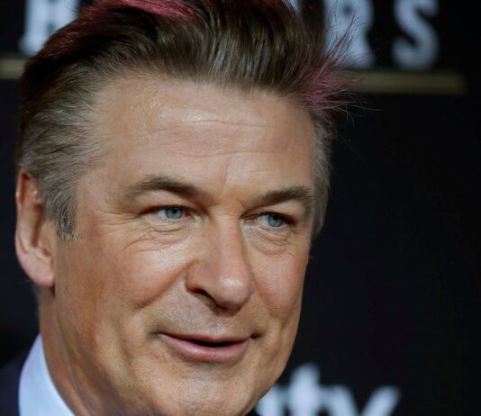 Alec Baldwin dispara em set de filmagem e diretora de fotografia morre