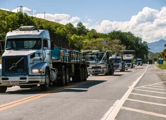 Caminhoneiros protestam em São Paulo contra aumento do ICMS