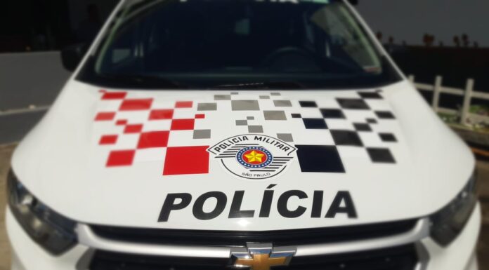 Polícia Militar prende quatro homens por roubo e recupera um carro e nove celulares