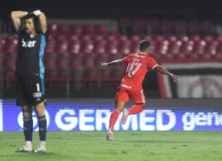 Yuri Alberto brilha, Internacional goleia o São Paulo e assume a liderança do Brasileirão