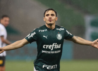 Palmeiras atropela o Corinthians por 4 a 0 e se aproxima dos primeiros colocados