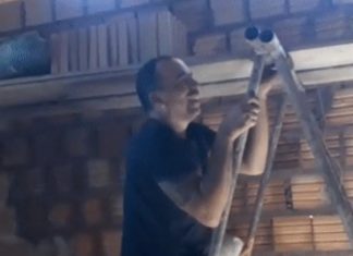 Homem sem as pernas faz trabalho de pedreiro para construir casa própria no Mato Grosso do Sul