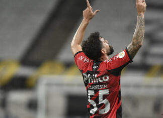 Em duelo eletrizante, Corinthians e Athletico-PR ficam no empate