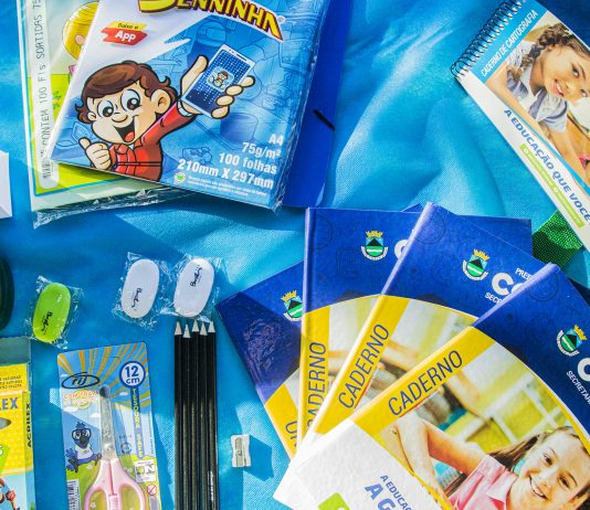 Estudantes da rede municipal de Cotia recebem kit de material escolar